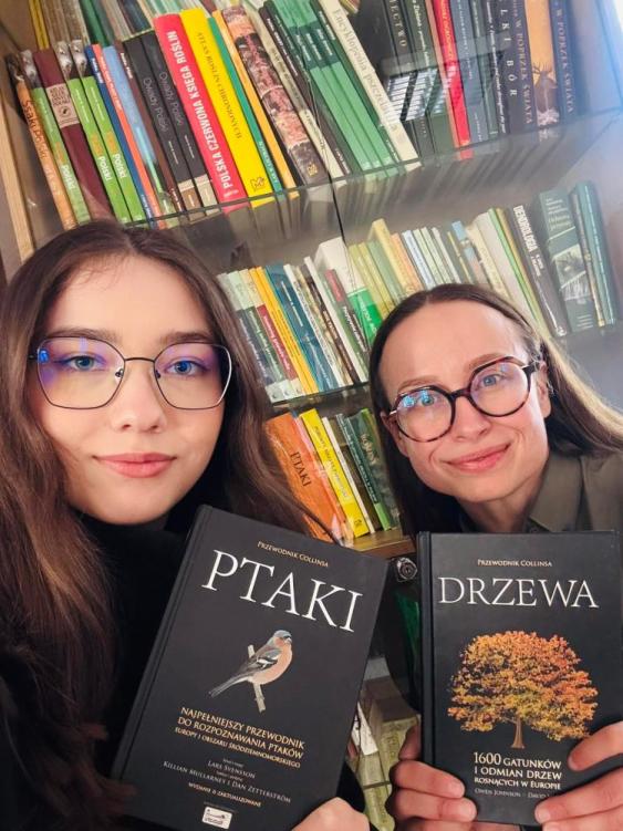 Fotografia przedstawia pracowników Nadleśnictwa Białowieża z książkami z leśnej biblioteczki